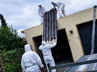 August 2020 | Asbestsanierung Garagendach in Oerlinghausen, Dachdeckermeisterbetrieb Dirk Lange Dachdeckermeisterbetrieb Dirk Lange كراج يتسع لسيارتين