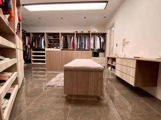 VESTIDOR EN FRACCIONAMIENTO PARAISO - URUAPAN MICHOACAN , La Central Cocinas Integrales S.A de C.V La Central Cocinas Integrales S.A de C.V Modern dressing room