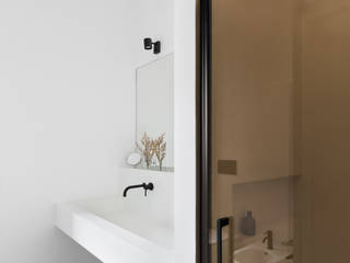 BAGNO CON LAVANDERIA, Cerra+Corbani Cerra+Corbani Ванная комната в стиле минимализм