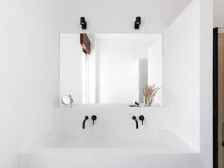 BAGNO CON LAVANDERIA, Cerra+Corbani Cerra+Corbani Ванная комната в стиле минимализм