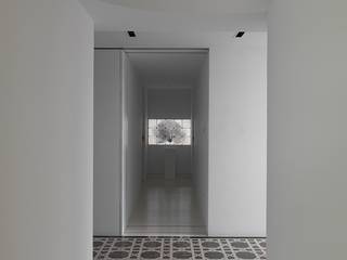 Deep White, 福研設計happystudio 福研設計happystudio Modern corridor, hallway & stairs Tiles