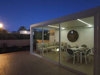 PERGOLAS BIOCLIMATICAS , PERSYMAR PERSYMAR Minimalist balcony, veranda & terrace Aluminium/Zinc