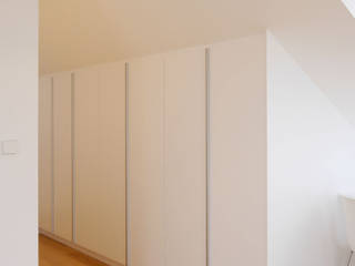 Ankleide und Badezimmer im Dachgeschoss, Hammer & Margrander Interior GmbH Hammer & Margrander Interior GmbH Closets modernos