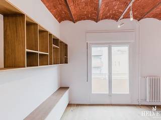 Reforma integral de una vivienda en el Eixample modernista, HELVETIC DESIGN PROPERTIES HELVETIC DESIGN PROPERTIES غرفة المعيشة