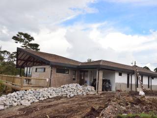 Casa SAN JUDAS - Carmen de Viboral, Constructora Madera y concreto sas Constructora Madera y concreto sas Chalets Derivados de madera Transparente