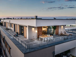 Penthouse, Home Staging Bavaria Home Staging Bavaria Moderner Balkon, Veranda & Terrasse Beige