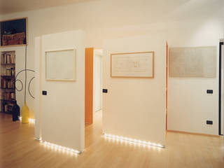 Appartamento di un collezionista di arte contemporanea_Giochi di luce, studio patrocchi studio patrocchi Ruang Keluarga Gaya Eklektik