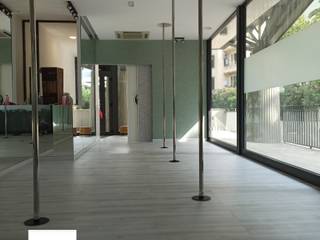 Ristrutturazione studio di pole dance , Alessandra Sacripante Alessandra Sacripante Modern style doors