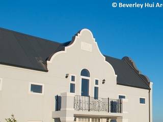 CAPE DUTCH HOUSE DARLING TOWN, Beverley Hui Architects Beverley Hui Architects Balcony Bricks