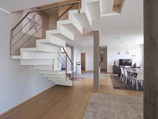 Scala monoblocco in metallo verniciato bianco, Scaleparquet Scaleparquet Stairs آئرن / اسٹیل