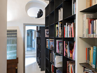 Ancora una libreria per l'appartamento in centro a Firenze, beatrice pierallini beatrice pierallini Industrial style corridor, hallway and stairs Iron/Steel