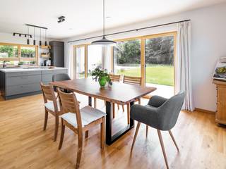 Vitalhaus Oberhaching, Regnauer Hausbau Regnauer Hausbau Country style dining room Wood Wood effect