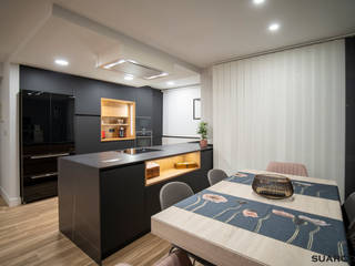 Cocina abierta al salón en negro y madera con península, Suarco Suarco Cocinas integrales