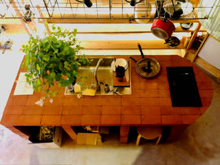 せいかつとせいさくの家（美術家Ｍ邸）, INTERIOR BOOKWORM CAFE INTERIOR BOOKWORM CAFE Small kitchens Bricks