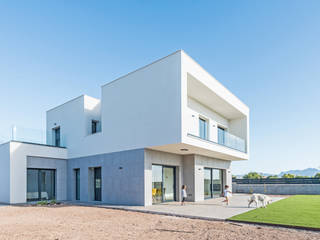 VIVIENDA AISLADA Y PISCINA, NUÑO ARQUITECTURA NUÑO ARQUITECTURA Detached home سرامک Grey