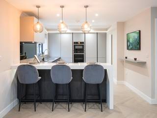 Upside down House, PTC Kitchens PTC Kitchens Einbauküche Grau