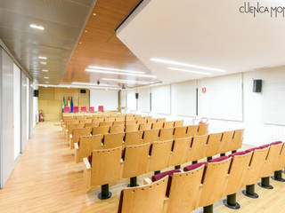 Salón de Actos de la Delegación Territorial de Salud de la Junta de andalucía, CUENCAMONTES arquitectura, ingeniería y medio ambiente CUENCAMONTES arquitectura, ingeniería y medio ambiente Nowoczesny salon