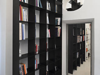 Ancora una libreria per l'appartamento in centro a Firenze, beatrice pierallini beatrice pierallini Corridor, hallway & stairsDrawers & shelves Iron/Steel