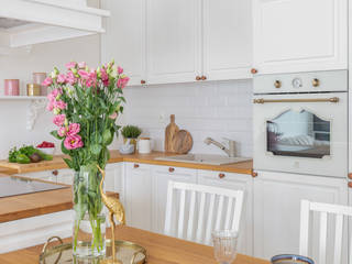 ROMANTYCZNE WNĘTRZE W ARTYSTYCZNYM DUCHU, Pracownia Architektury Wnętrz Decoroom Pracownia Architektury Wnętrz Decoroom Kitchen