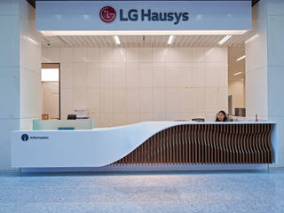 HI-MACS® aporta su elegancia atemporal al Parque Científico de LG en Seúl, HIMACS - LX Hausys HIMACS - LX Hausys Pasillos, vestíbulos y escaleras de estilo industrial