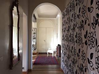 Appartamento in città, Eikon Eikon Classic style corridor, hallway and stairs Wood Wood effect