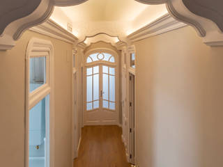 MODERNISMO VALENCIANO, CERVERO obras CERVERO obras Classic style corridor, hallway and stairs Engineered Wood Transparent