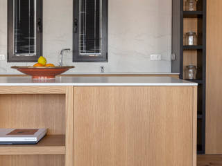 UN ÁTICO COSMOPOLITA, CERVERO obras CERVERO obras Built-in kitchens Solid Wood Multicolored