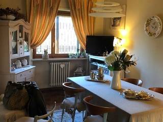 Appartamento fuori Torino in stile shabby chic, Silvia Camporeale Interior Designer Silvia Camporeale Interior Designer Klassische Esszimmer Holz Orange