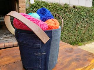 CESTO RECICLADO JEANS , CINTURÓN Y TACHO DE PINTURA, Fabiana Marquesini Fabiana Marquesini ラスティックデザインの ダイニング