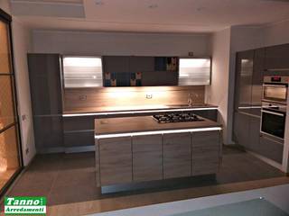 Cucina, Tanno Arredamenti Tanno Arredamenti Built-in kitchens Engineered Wood Grey