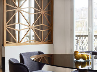 Contemporary Chic Apartment I Appartement Chic Contemporain by Lichelle Silvestry Interiors , Lichelle Silvestry Interiors Lichelle Silvestry Interiors Nowoczesna jadalnia Szkło