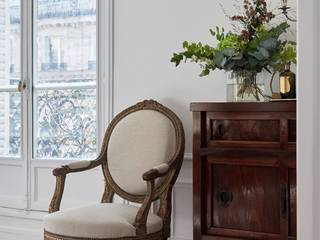 Parisian Chic apartment I Appartement Parisien Chic by Lichelle Silvestry Interiors, Lichelle Silvestry Interiors Lichelle Silvestry Interiors Modern dining room