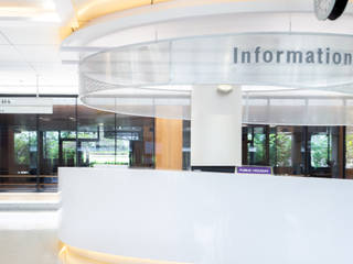 Mahidol Entrance, Modernize Design + Turnkey Modernize Design + Turnkey Modern corridor, hallway & stairs Metallic/Silver