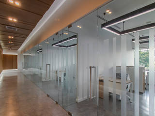 Mahidol International Office, Modernize Design + Turnkey Modernize Design + Turnkey Study/office گلاس Brown