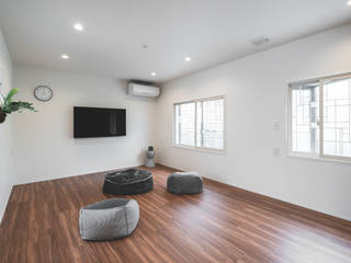 部屋でつなぐ曲面壁, タカセモトヒデ建築設計 タカセモトヒデ建築設計 Modern Living Room