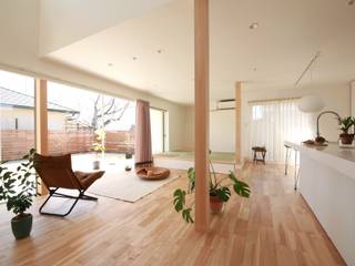 庭とつなぐ家, タカセモトヒデ建築設計 タカセモトヒデ建築設計 Modern living room