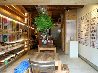 せいかつとせいさくの家（美術家Ｍ邸）, INTERIOR BOOKWORM CAFE INTERIOR BOOKWORM CAFE Ingresso, Corridoio & Scale in stile moderno Ferro / Acciaio