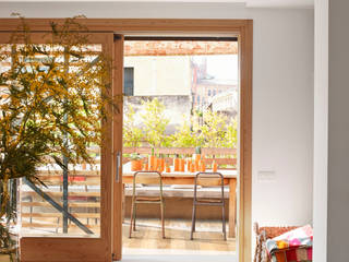 Gres porcelánico efecto madera, ROSA GRES ROSA GRES Rustic style balcony, veranda & terrace Ceramic Brown
