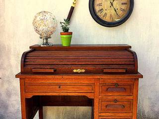 ESCRITORIO ANTIGUO DE ROBLE CON CORTINA, Muebles eran los de antes - Buenos Aires Muebles eran los de antes - Buenos Aires Ruang Studi/Kantor Klasik Kayu Wood effect