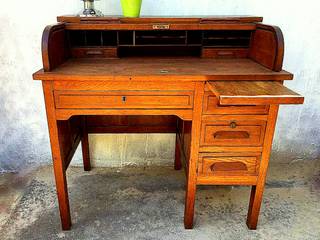 ESCRITORIO ANTIGUO DE ROBLE CON CORTINA, Muebles eran los de antes - Buenos Aires Muebles eran los de antes - Buenos Aires مكتب عمل أو دراسة خشب نقي Multicolored