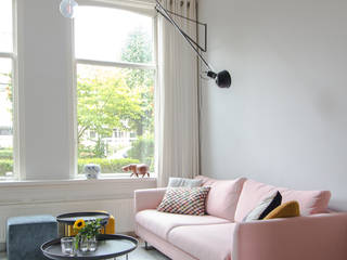 Interieurontwerp in oud herenhuis in Voorburg, casa&co. casa&co. Ruang Keluarga Gaya Skandinavia Pink