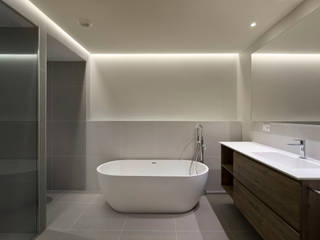 PROYECTO ILUMINACIÓN VIVIENDA, YOLANDA GUTIERREZ ESTUDIO DE ILUMINACIÓN YOLANDA GUTIERREZ ESTUDIO DE ILUMINACIÓN Modern bathroom