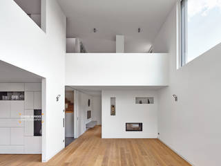 Einfamilienhaus in Niedrigenergiebauweise, LUKAS HUNEKE PHOTOGRAPHY LUKAS HUNEKE PHOTOGRAPHY Modern living room