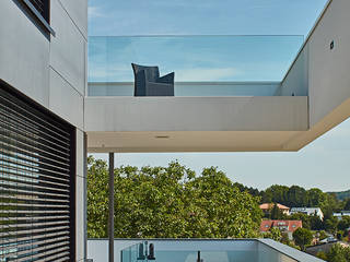 Modernes Einfamilienhaus, LUKAS HUNEKE PHOTOGRAPHY LUKAS HUNEKE PHOTOGRAPHY Modern balcony, veranda & terrace