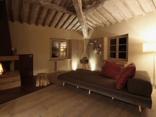 Restyling rustico contemporaneo, tuttaunaltracasa tuttaunaltracasa Soggiorno in stile rustico