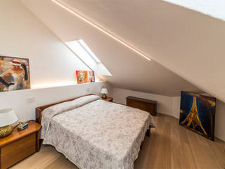 RISTRUTTURAZIONE SOTTOTETTO, CC-ARK - SERENA&VALERIA CC-ARK - SERENA&VALERIA Modern style bedroom White