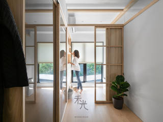 半伴, 禾光室內裝修設計 ─ Her Guang Design 禾光室內裝修設計 ─ Her Guang Design Drzwi przesuwne Lite drewno Wielokolorowy