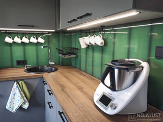 Szmaragdowa kuchnia, NELA JUST architektura wnętrz NELA JUST architektura wnętrz Built-in kitchens