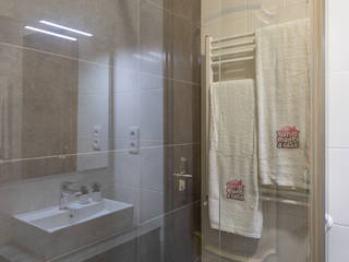 Instalações Sanitárias em Apartamento em Odivelas, Decor-in, Lda Decor-in, Lda Ванная комната в стиле модерн Керамика