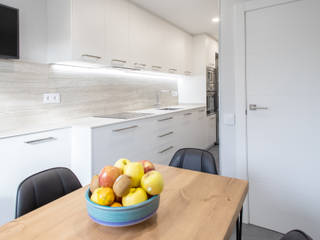 Reforma integral de cocina en calle Castor de Barcelona, Grupo Inventia Grupo Inventia Built-in kitchens Wood-Plastic Composite White